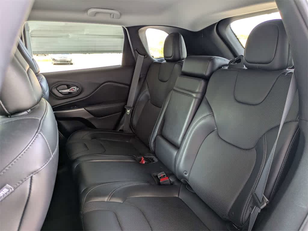 Thumbnail: 2019 Jeep Cherokee - 16