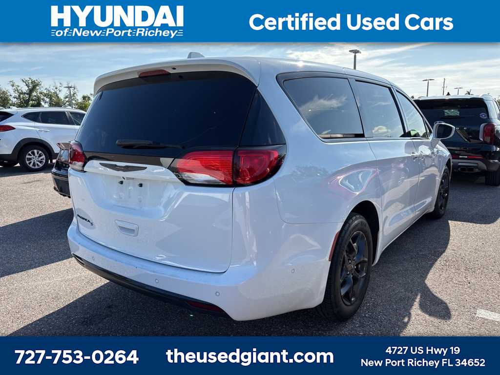 Thumbnail: 2019 Chrysler Pacifica - 3