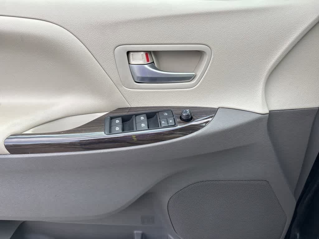 Thumbnail: 2015 Toyota Sienna - 11