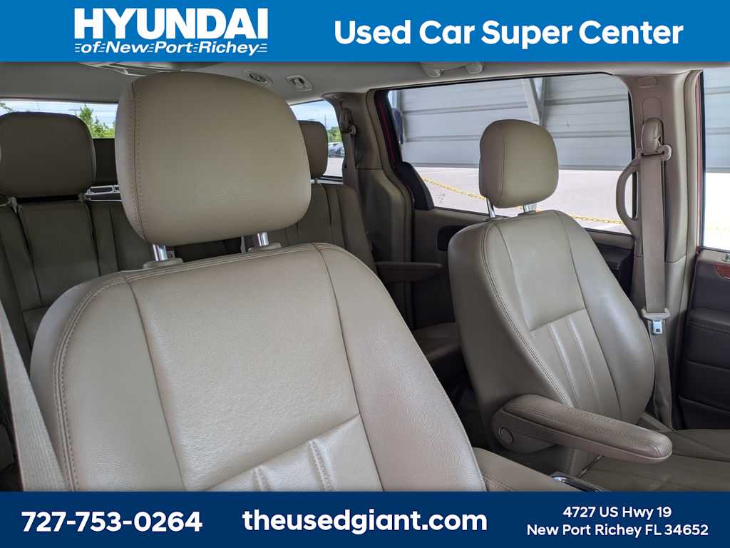 Thumbnail: 2015 Chrysler Town & Country - 6