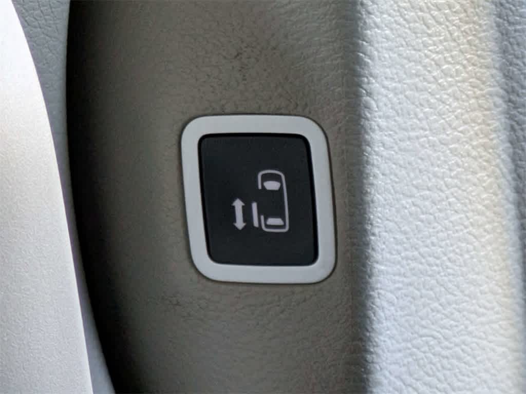 Thumbnail: 2021 Chrysler Voyager - 18