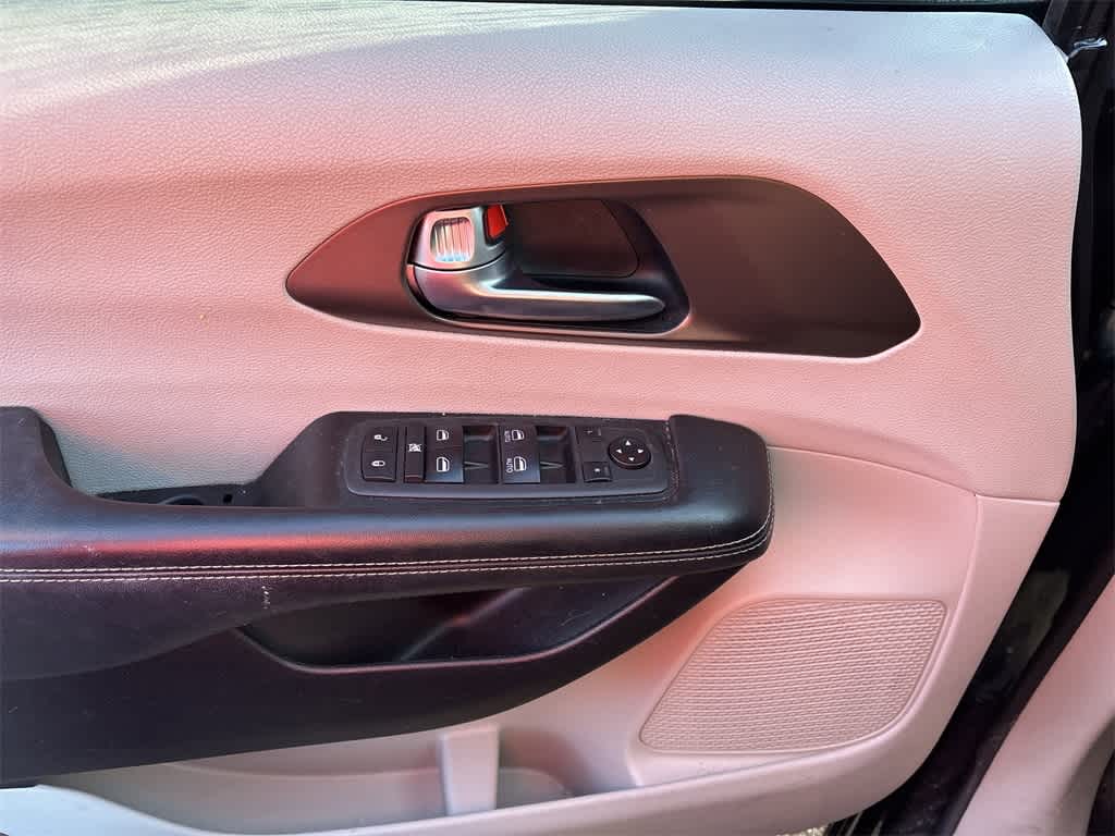 Thumbnail: 2021 Chrysler Voyager - 9