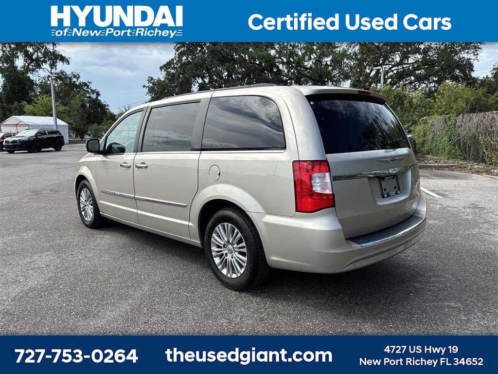 Thumbnail: 2015 Chrysler Town & Country - 3