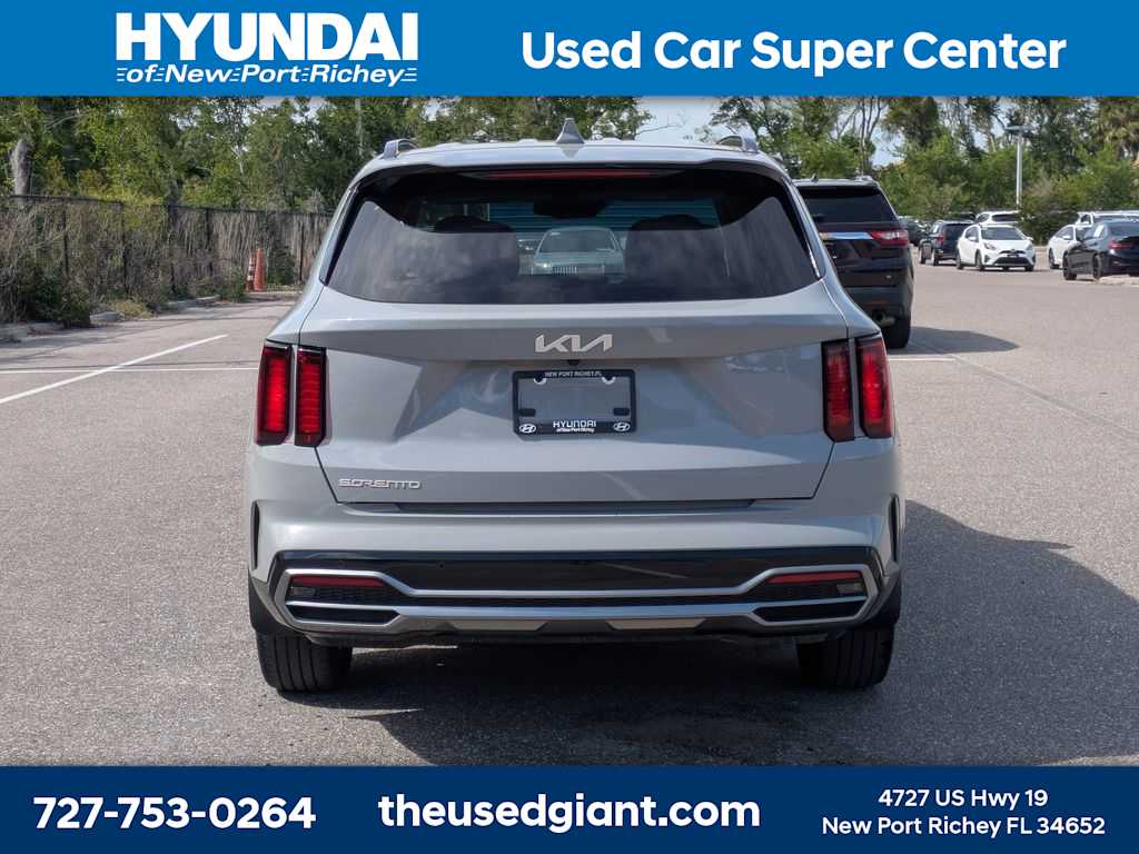 Thumbnail: 2023 Kia Sorento - 4