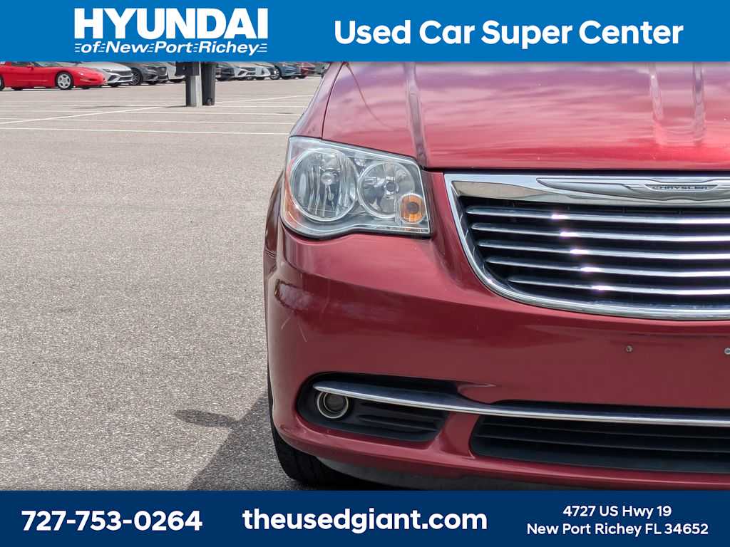 Thumbnail: 2015 Chrysler Town & Country - 9