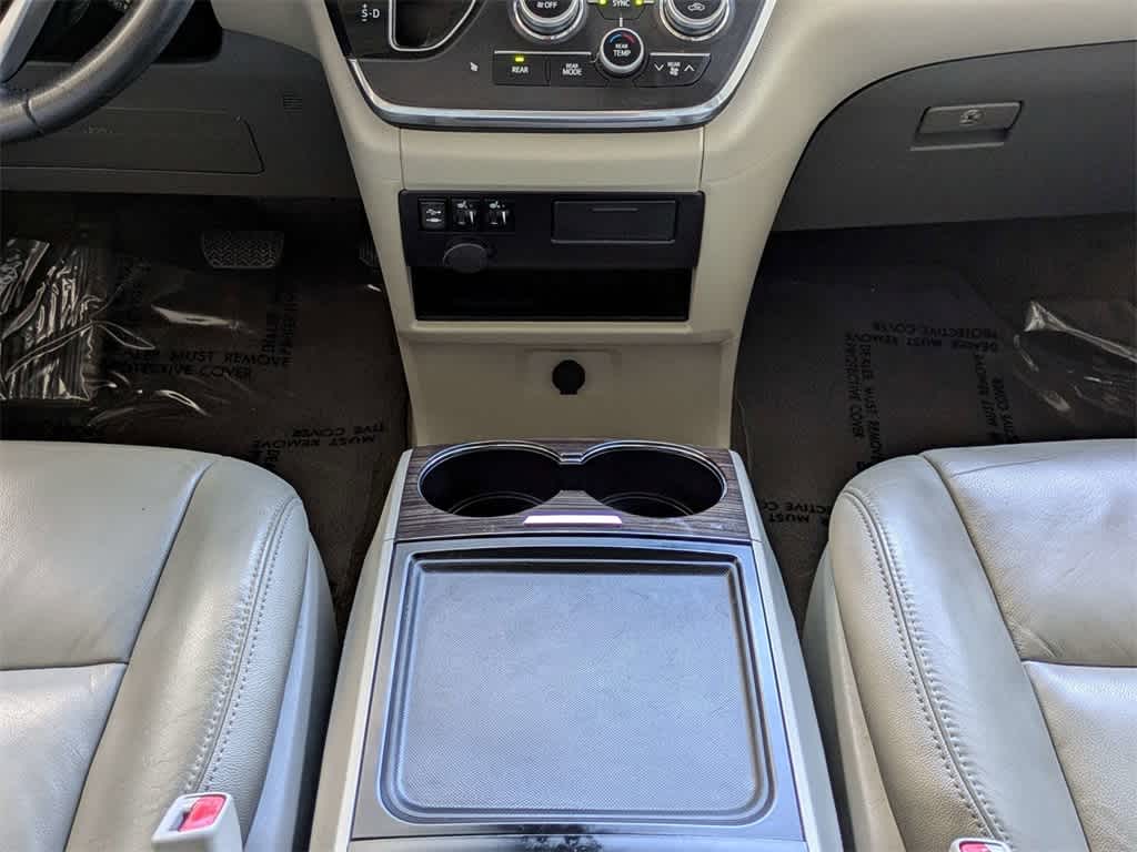 Thumbnail: 2015 Toyota Sienna - 25