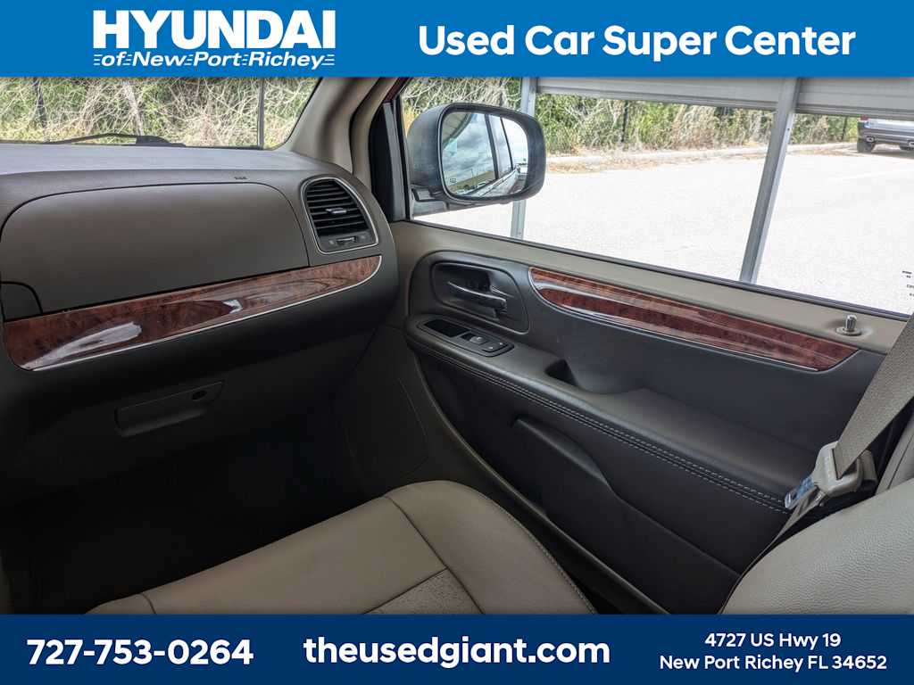 Thumbnail: 2015 Chrysler Town & Country - 25