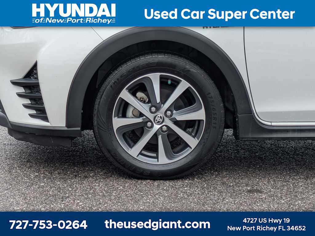 Thumbnail: 2018 Toyota Prius c - 10