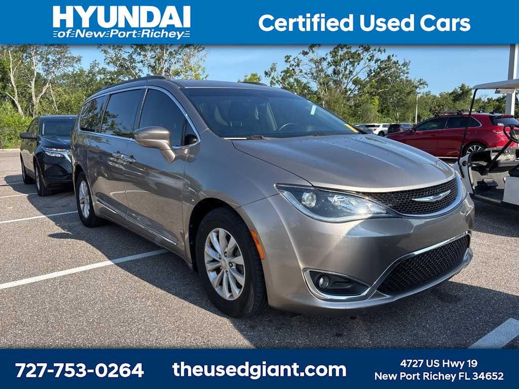 Thumbnail: 2017 Chrysler Pacifica - 4