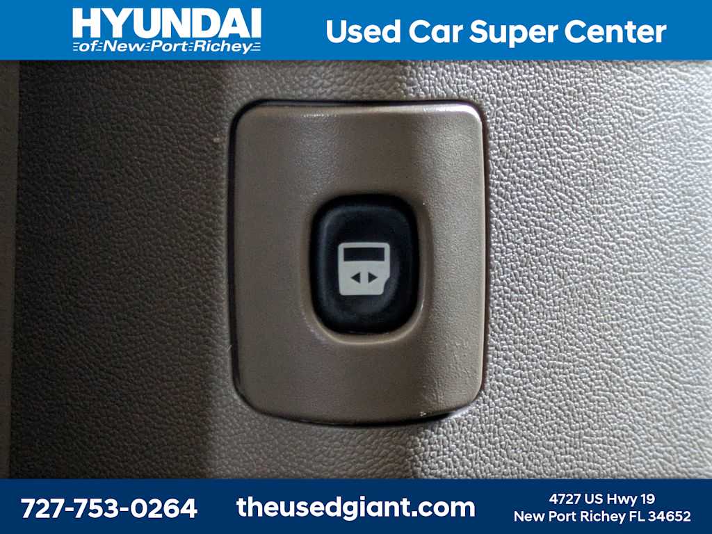 Thumbnail: 2015 Chrysler Town & Country - 19