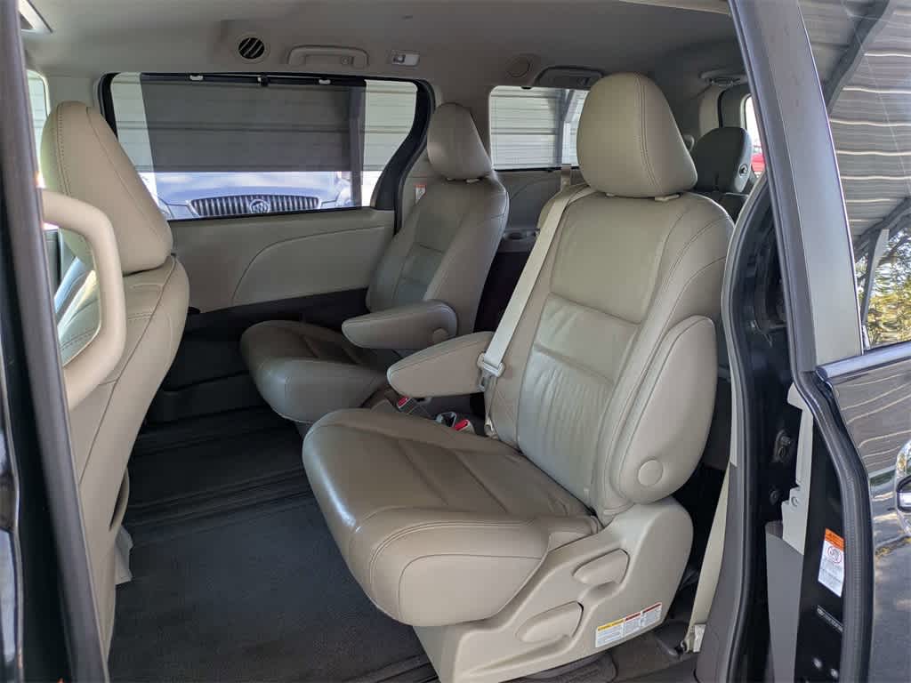 Thumbnail: 2015 Toyota Sienna - 18