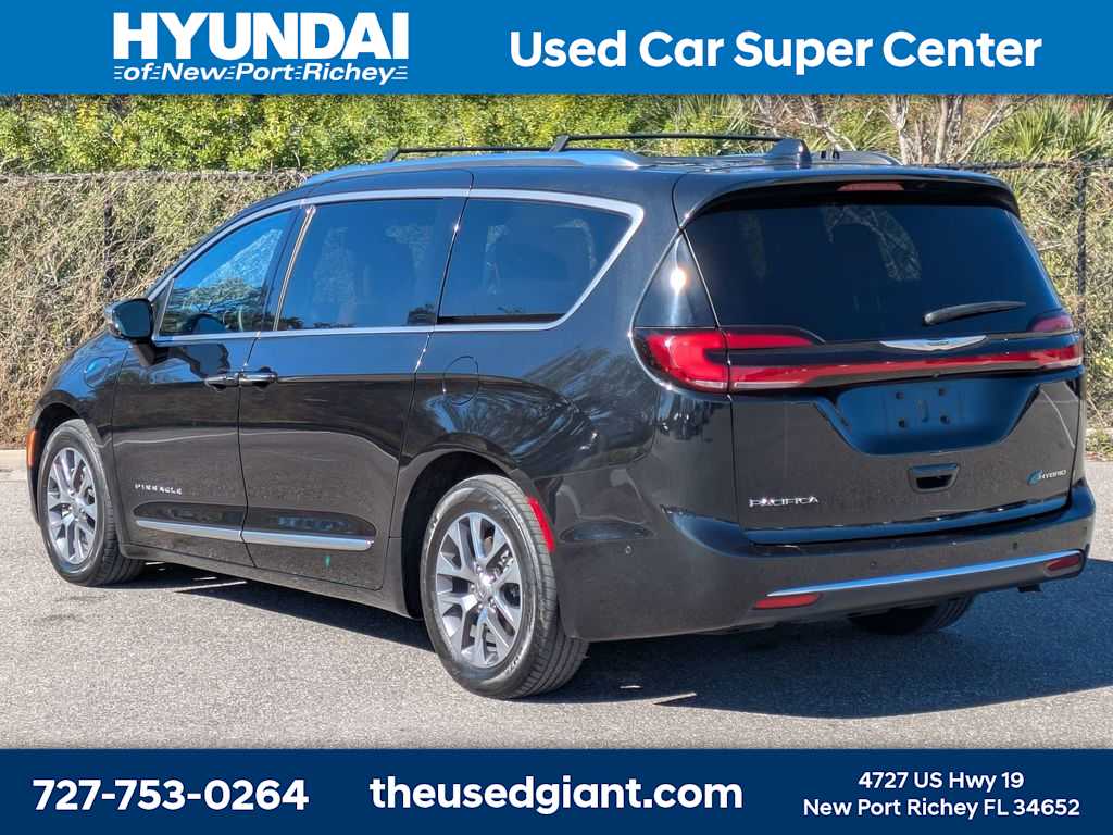 Thumbnail: 2022 Chrysler Pacifica - 3