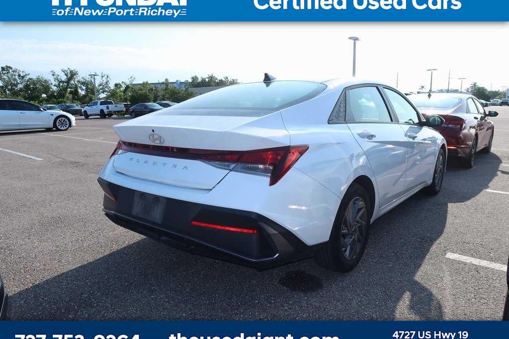 2024 Hyundai Elantra SEL 3