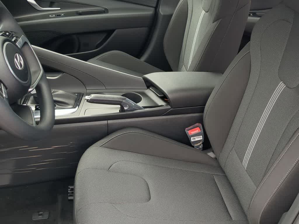 Thumbnail: 2025 Hyundai Elantra - 17