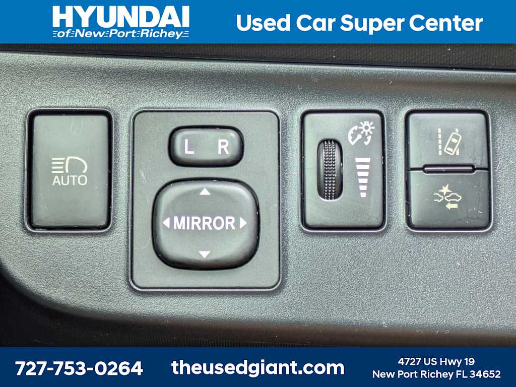 Thumbnail: 2018 Toyota Prius c - 25