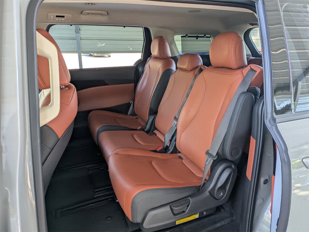 Thumbnail: 2023 Kia Carnival - 19