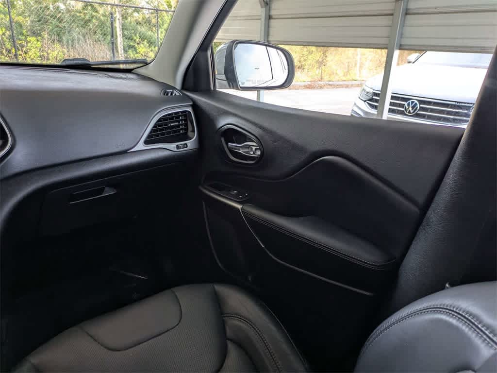 Thumbnail: 2019 Jeep Cherokee - 21