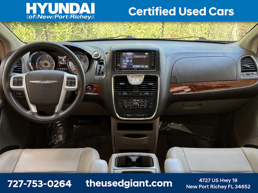 Thumbnail: 2015 Chrysler Town & Country - 14