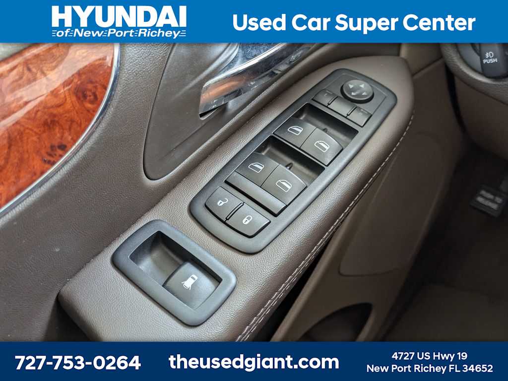 Thumbnail: 2015 Chrysler Town & Country - 32