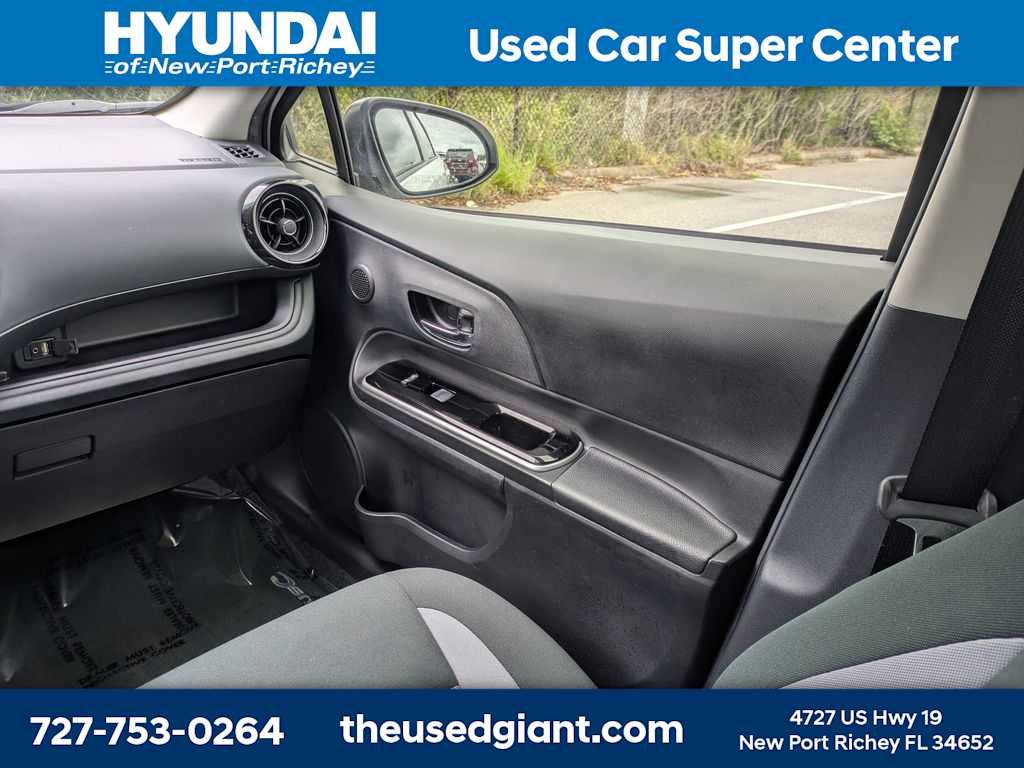 Thumbnail: 2018 Toyota Prius c - 18