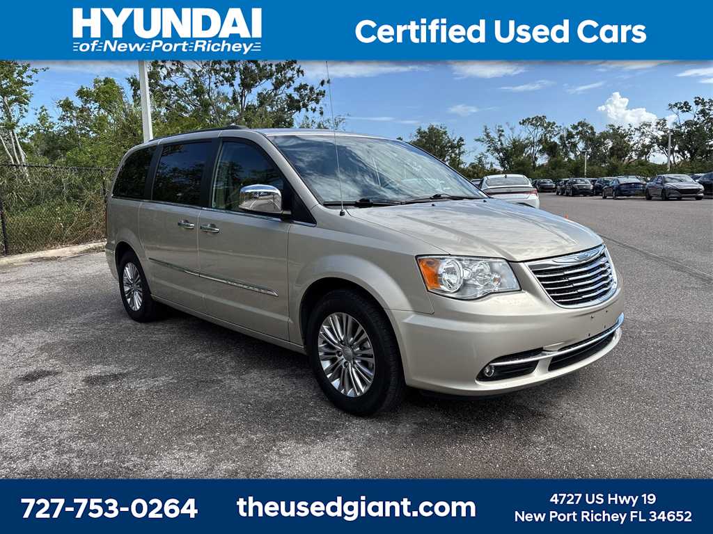 Thumbnail: 2015 Chrysler Town & Country - 7