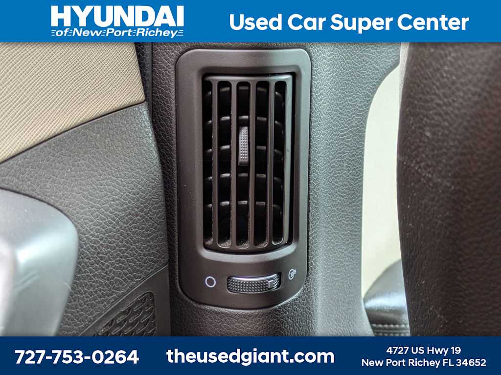 Thumbnail: 2015 Hyundai Santa Fe - 16