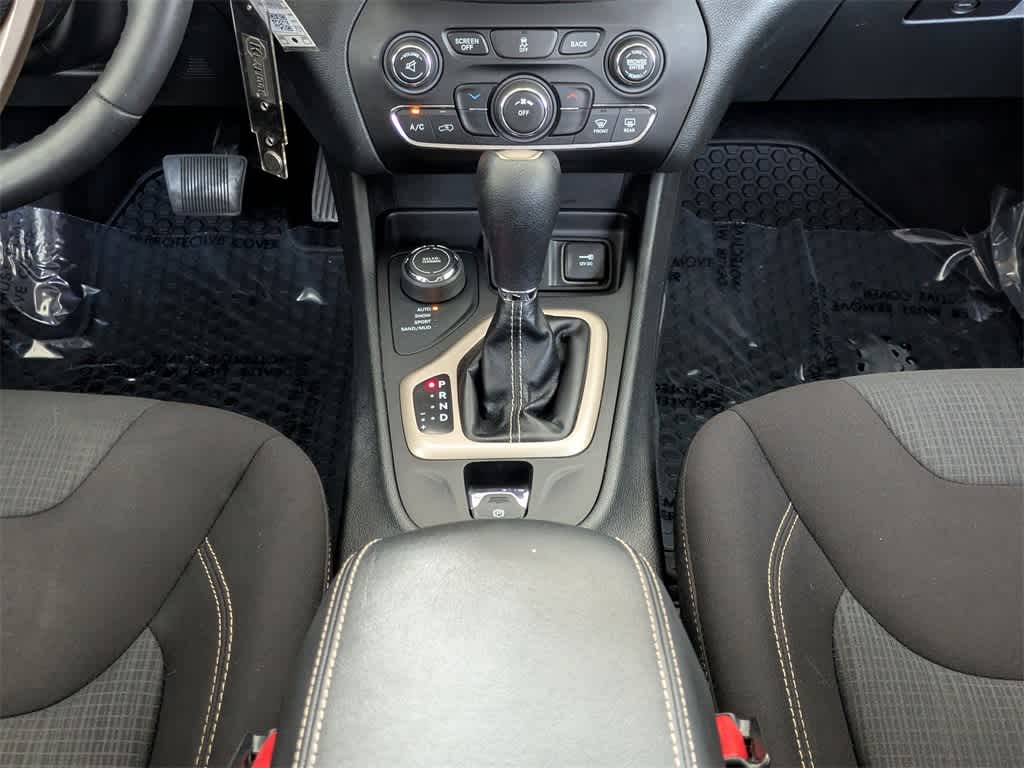 Thumbnail: 2016 Jeep Cherokee - 22