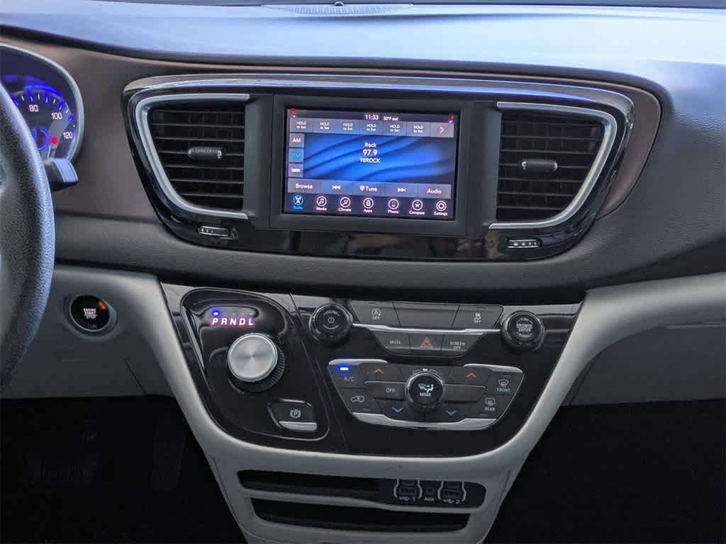 Thumbnail: 2021 Chrysler Voyager - 24