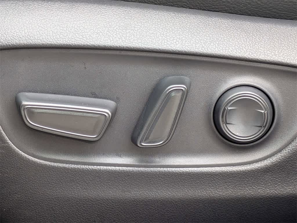 Thumbnail: 2025 Toyota RAV4 - 24