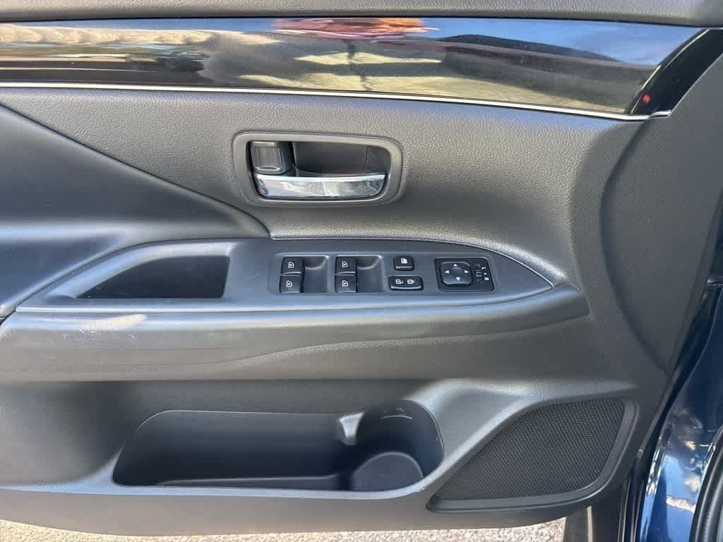 Thumbnail: 2020 Mitsubishi Outlander - 11