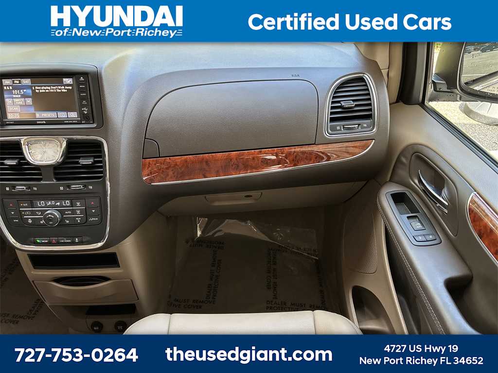 Thumbnail: 2015 Chrysler Town & Country - 17