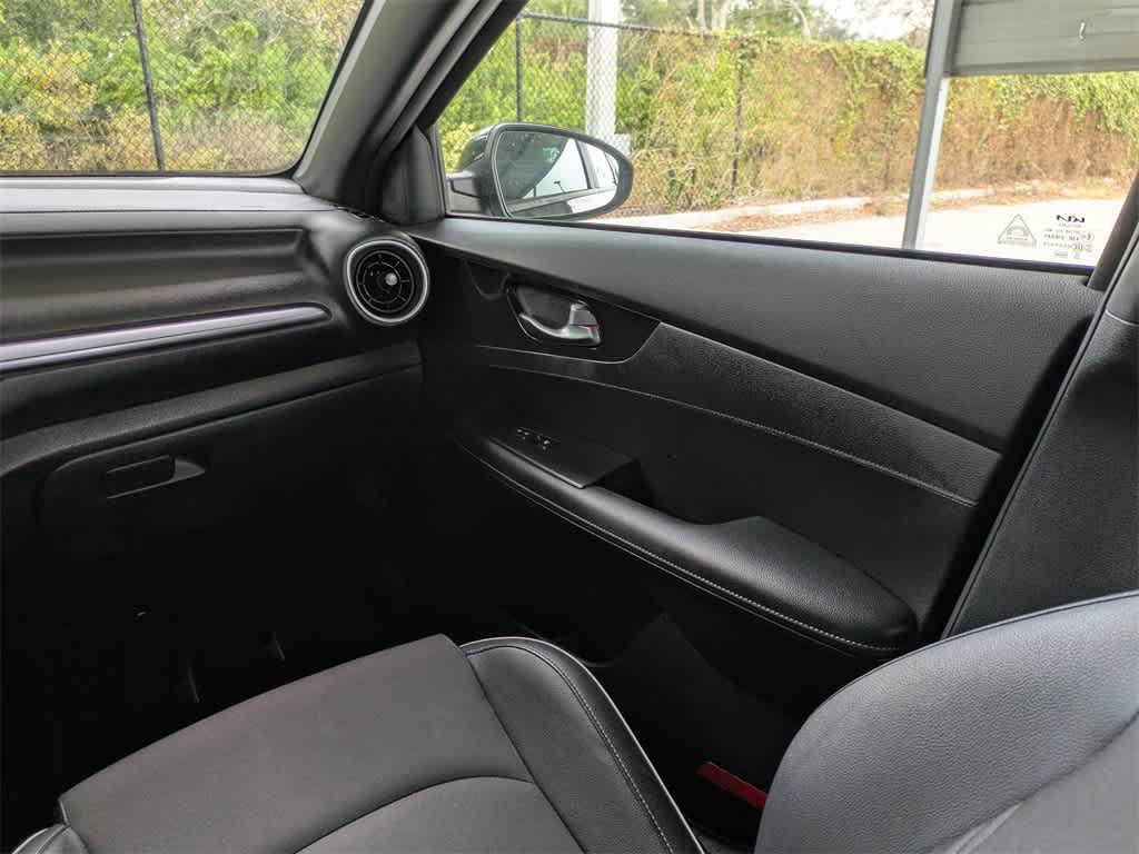 Thumbnail: 2022 Kia Forte - 17