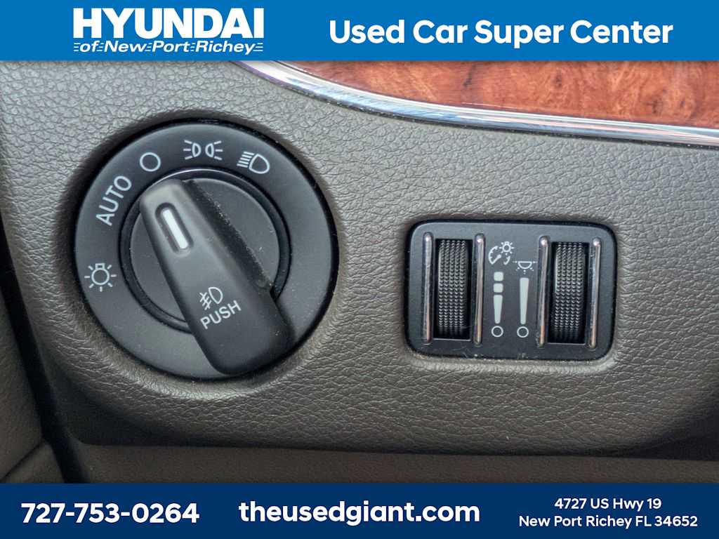 Thumbnail: 2015 Chrysler Town & Country - 31