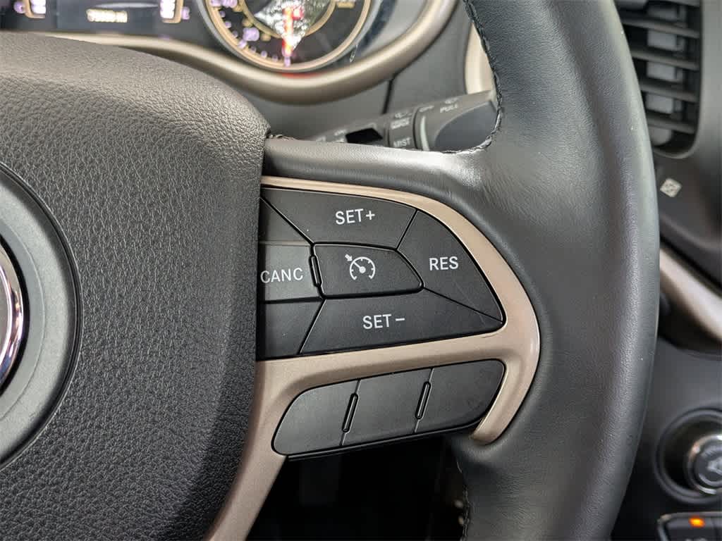 Thumbnail: 2016 Jeep Cherokee - 32