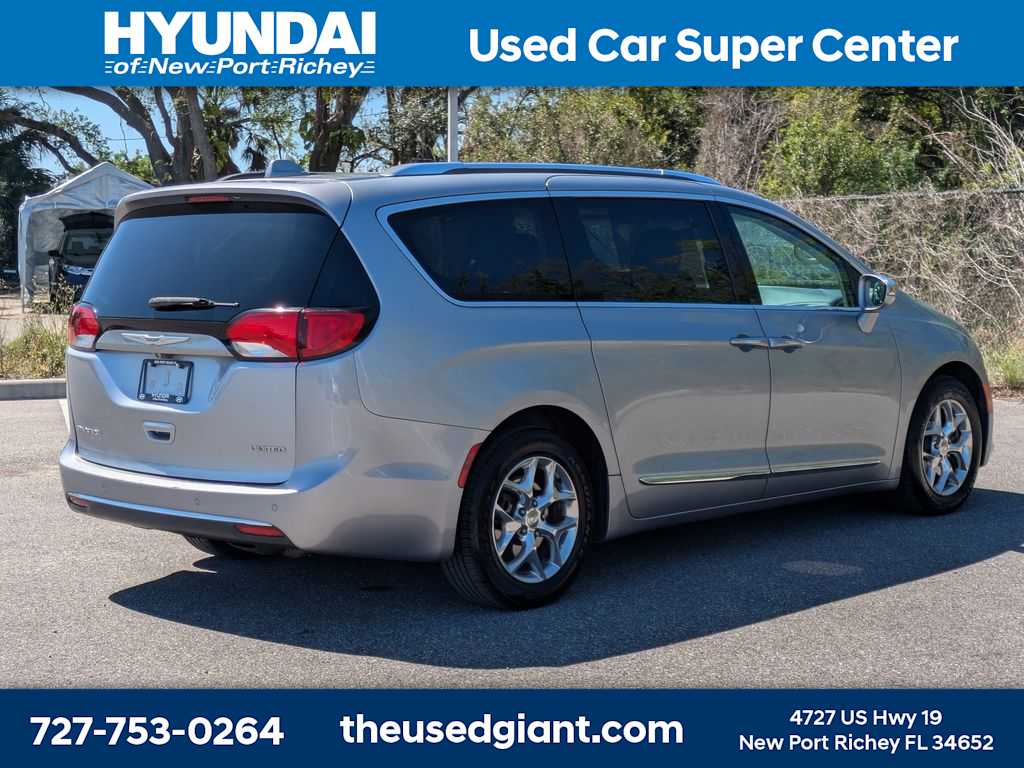 Thumbnail: 2018 Chrysler Pacifica - 5