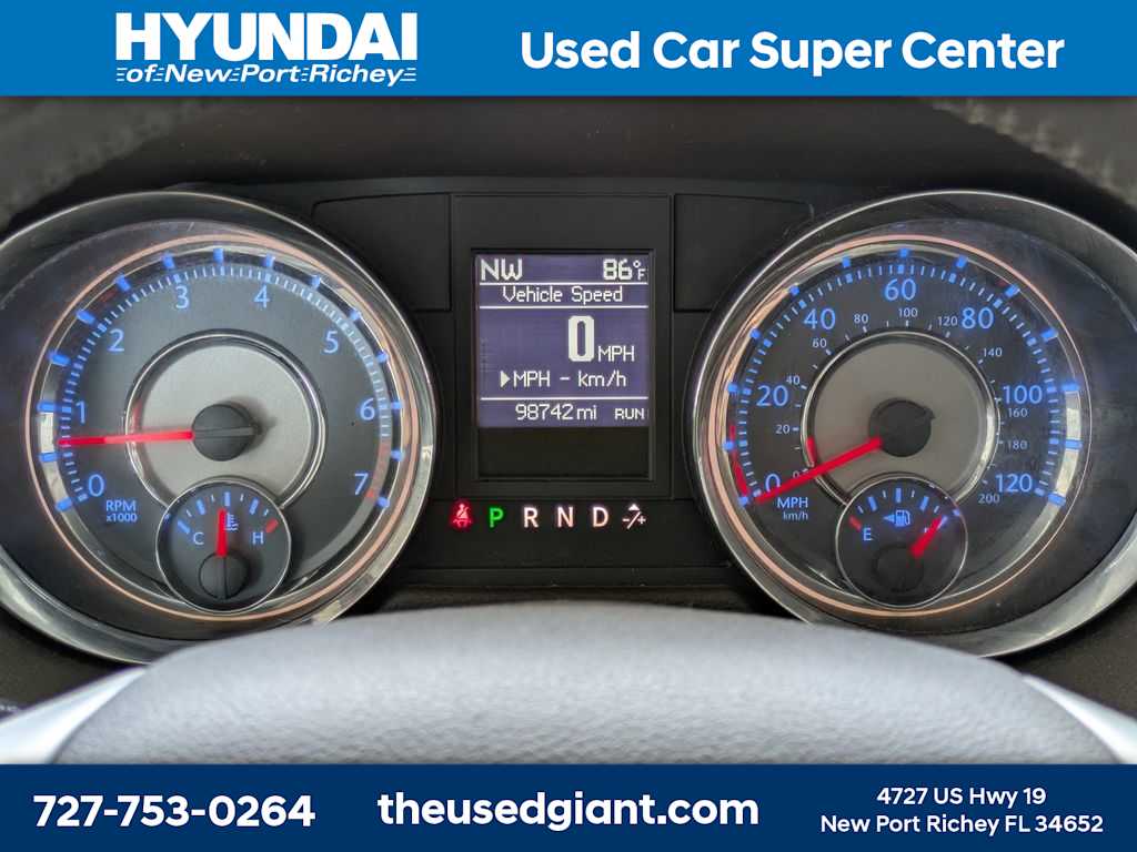 Thumbnail: 2015 Chrysler Town & Country - 35