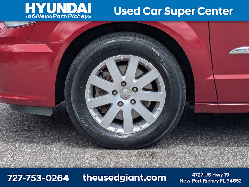 Thumbnail: 2015 Chrysler Town & Country - 10