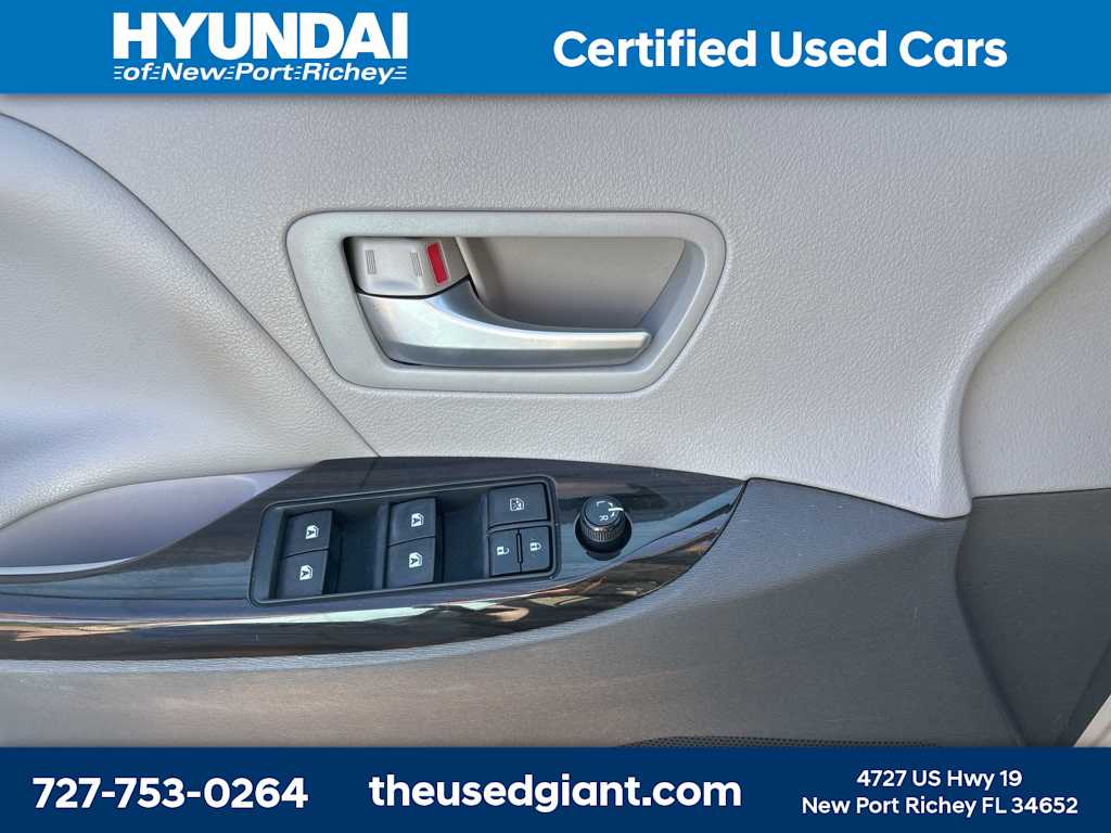 2015 Toyota Sienna XLE 12
