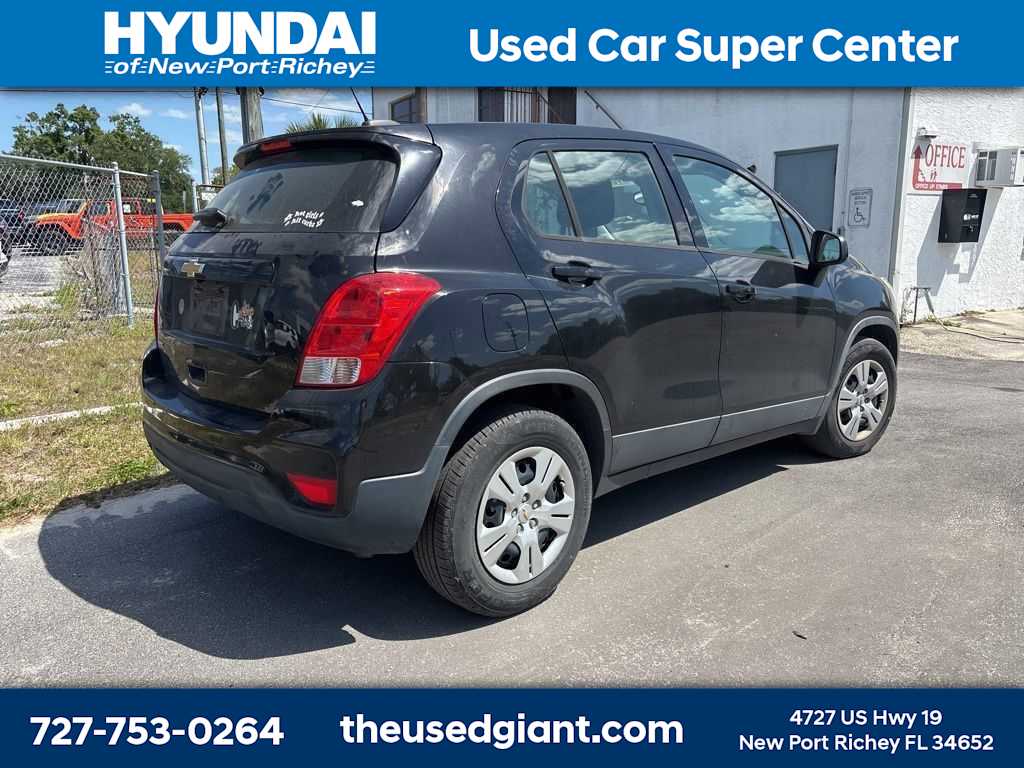 Thumbnail: 2017 Chevrolet Trax - 3
