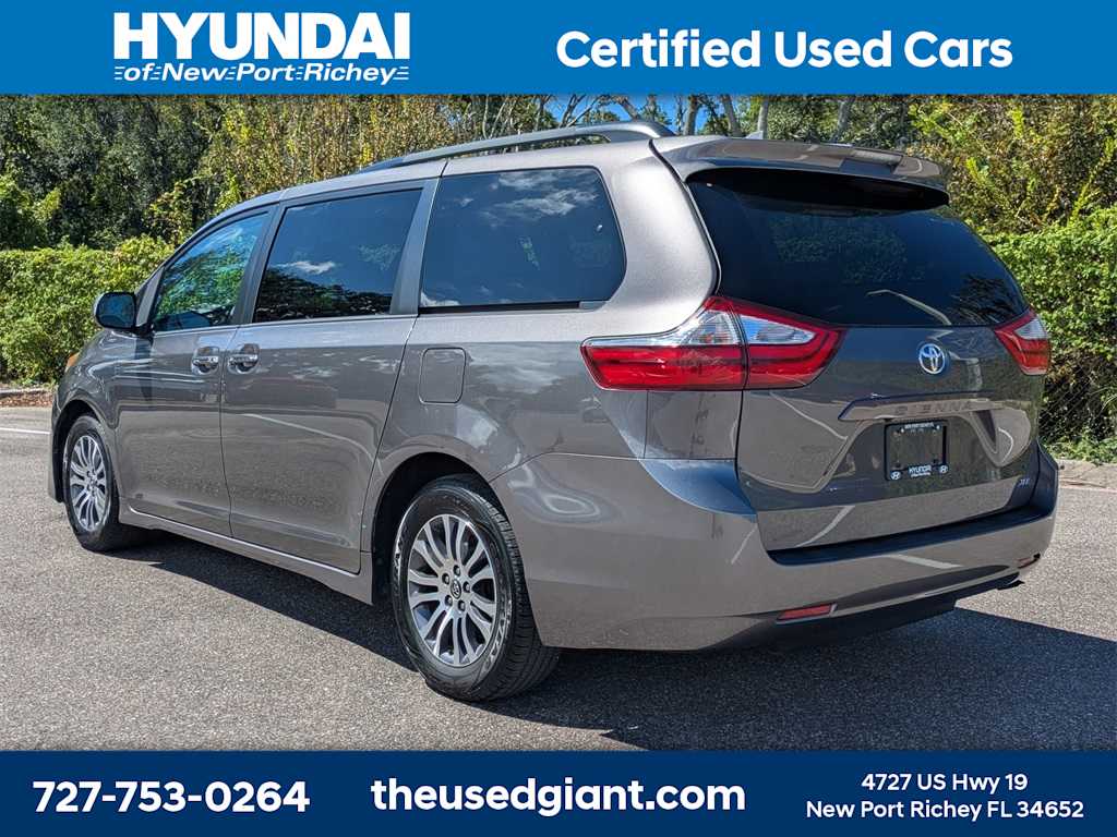 Thumbnail: 2018 Toyota Sienna - 3