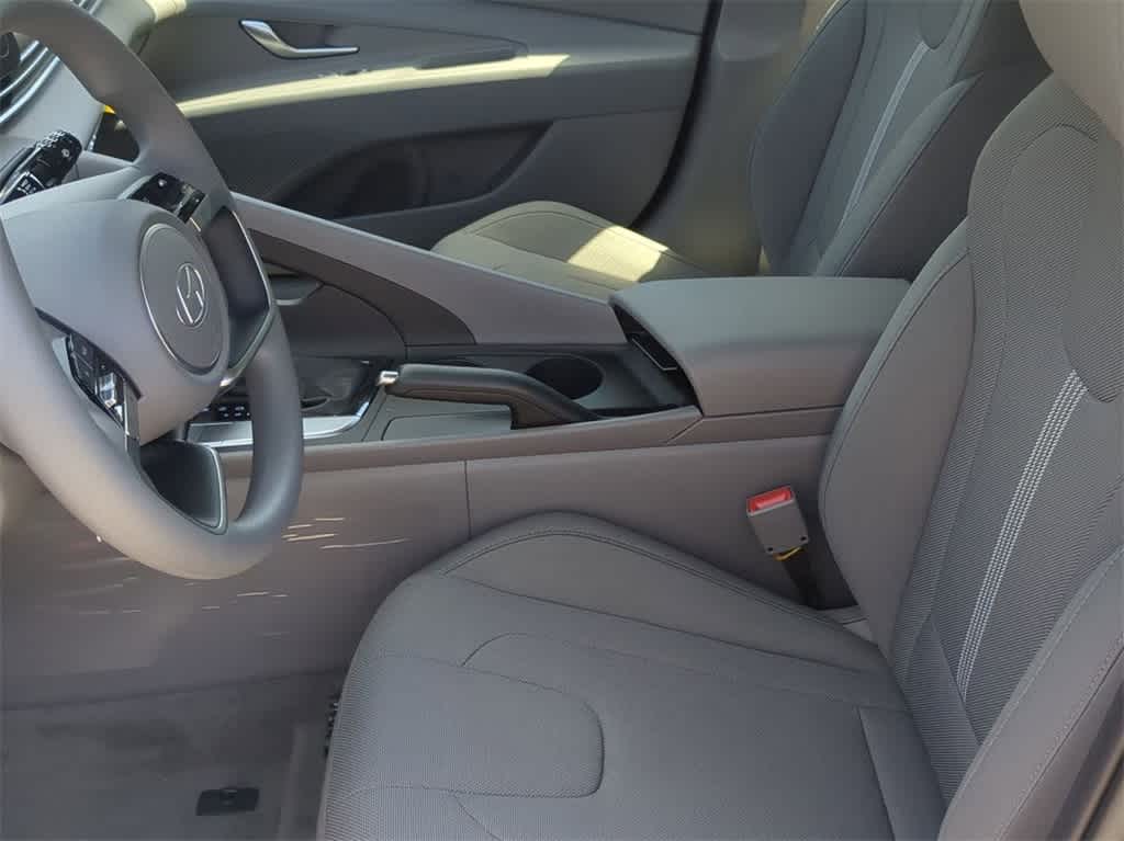 Thumbnail: 2025 Hyundai Elantra - 16