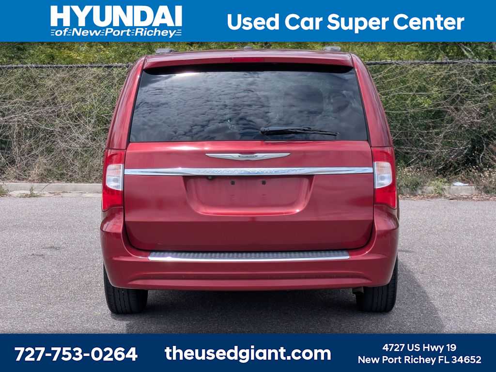 Thumbnail: 2015 Chrysler Town & Country - 4