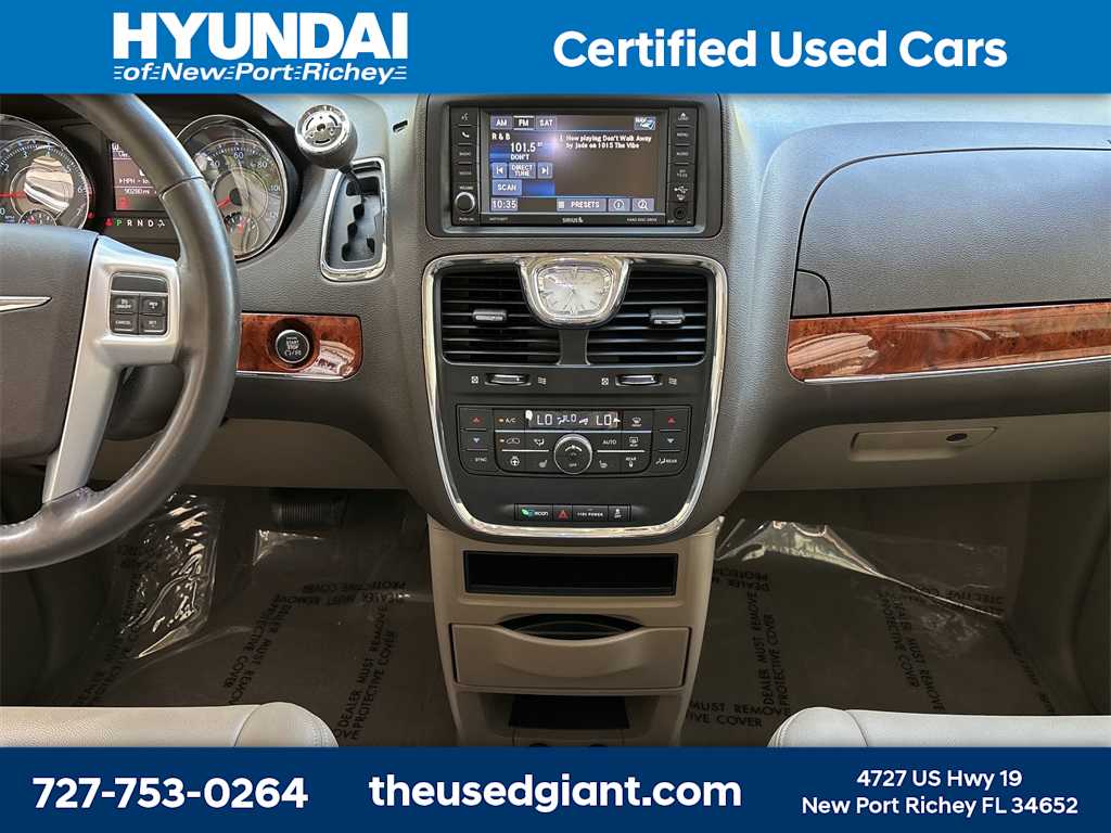 Thumbnail: 2015 Chrysler Town & Country - 16