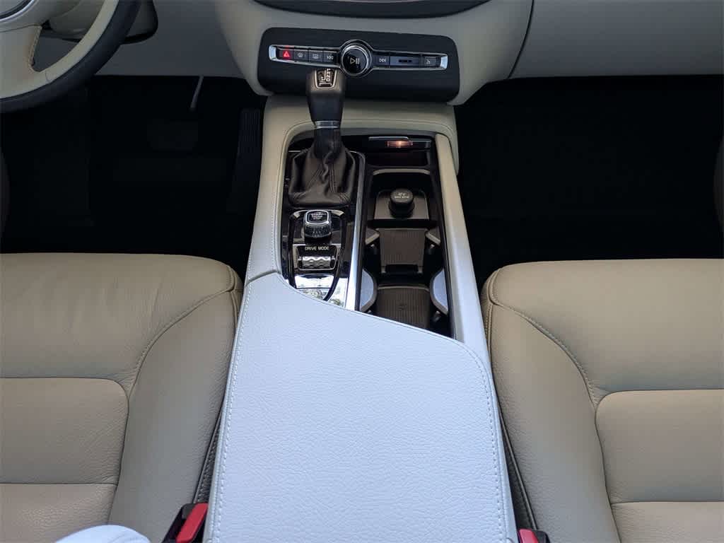 Thumbnail: 2020 Volvo XC90 - 25