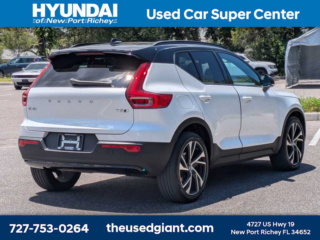 Thumbnail: 2022 Volvo XC40 - 5