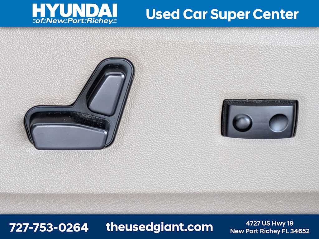 Thumbnail: 2015 Chrysler Town & Country - 28