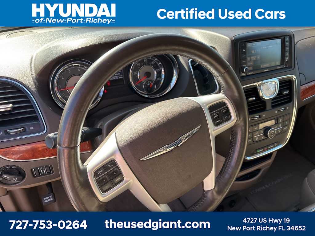 Thumbnail: 2015 Chrysler Town & Country - 11