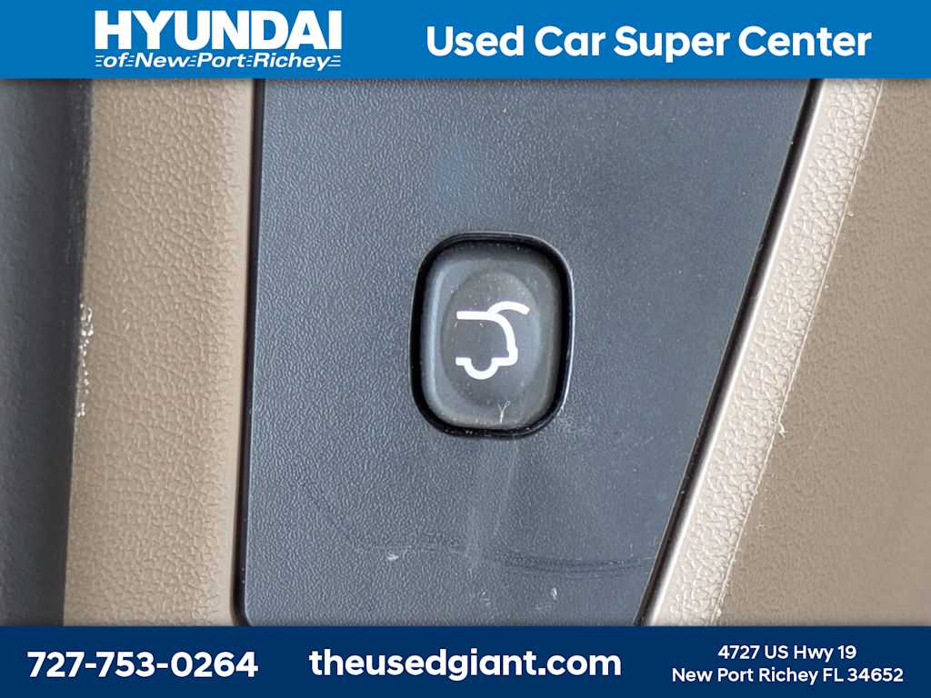 Thumbnail: 2015 Chrysler Town & Country - 13