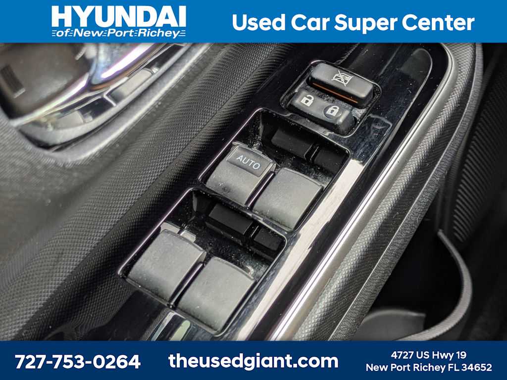 Thumbnail: 2018 Toyota Prius c - 26