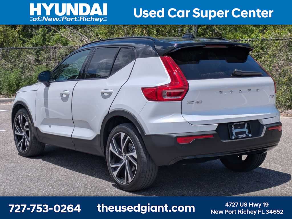 Thumbnail: 2022 Volvo XC40 - 3